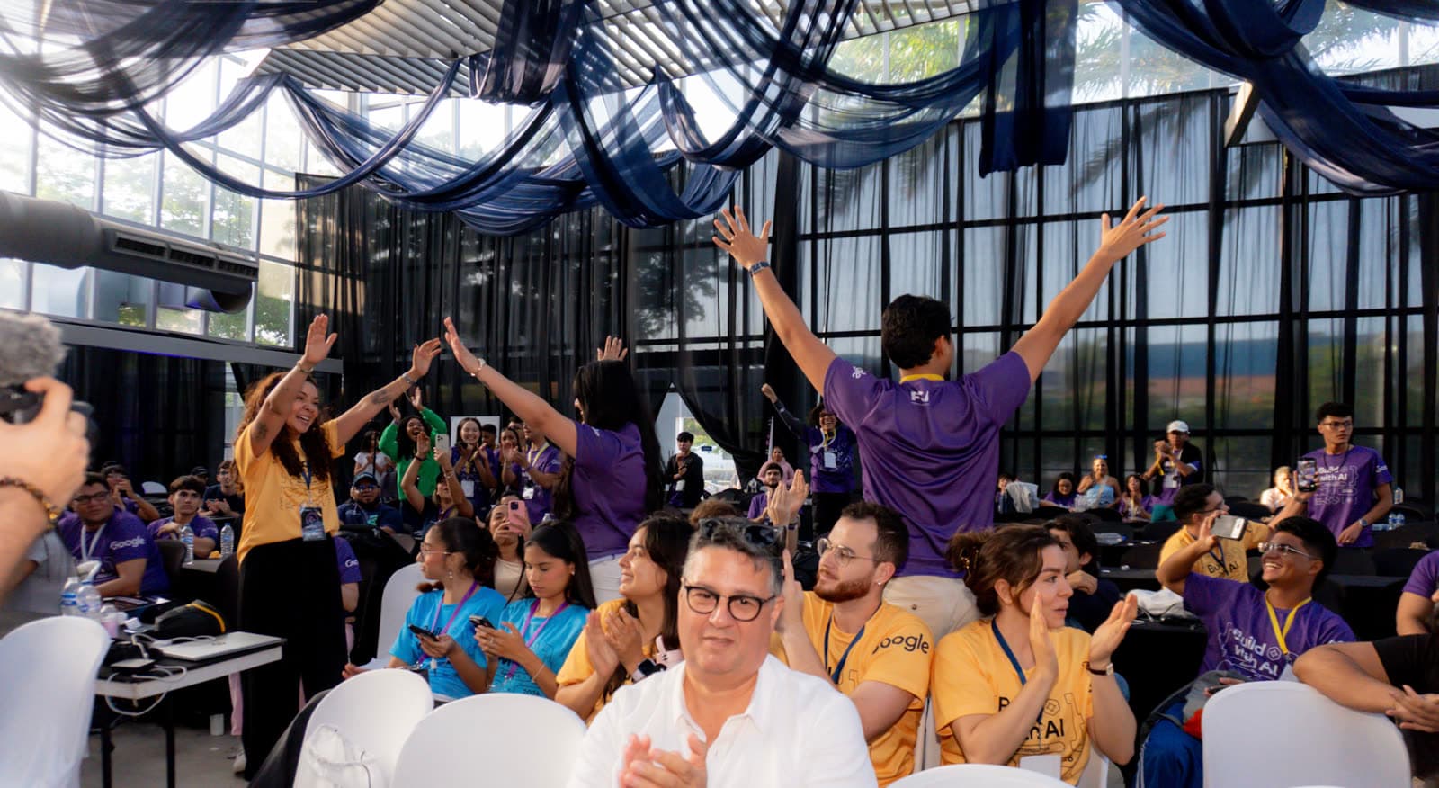 Asistentes aplaudiendo y celebrando durante la premiación