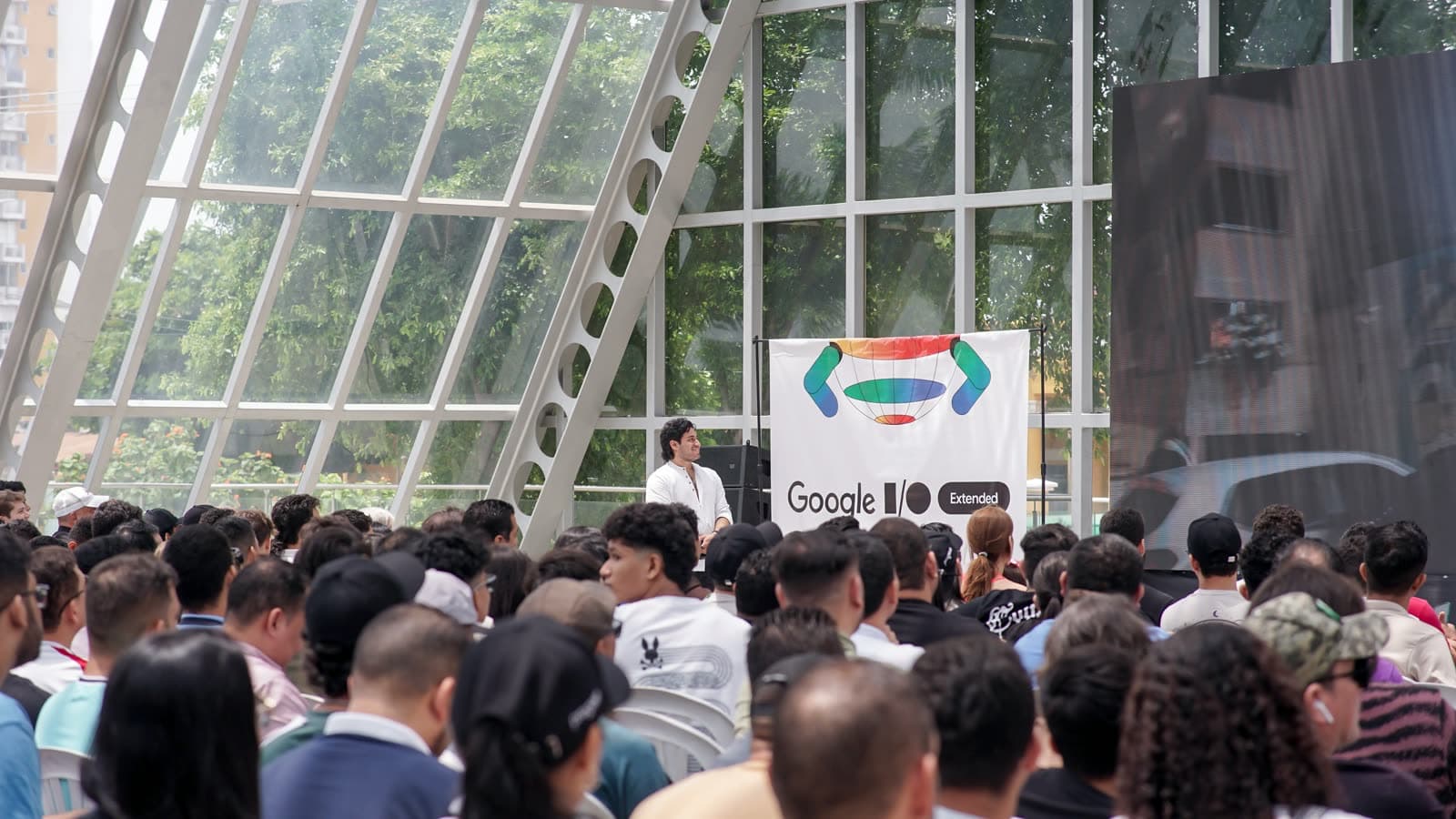 Auditorio lleno bajo una cubierta de vidrio durante el Google I/O Extended en TechCaribe Expo 2024
