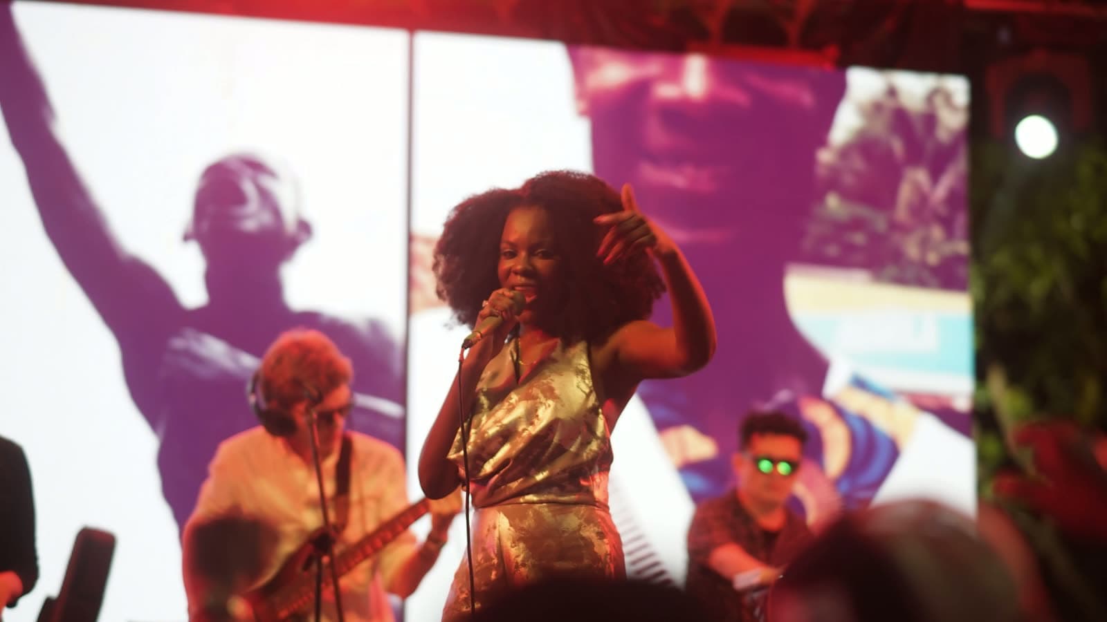 Cantante con vestido dorado durante el concierto de cierre de TechCaribe Expo 2024