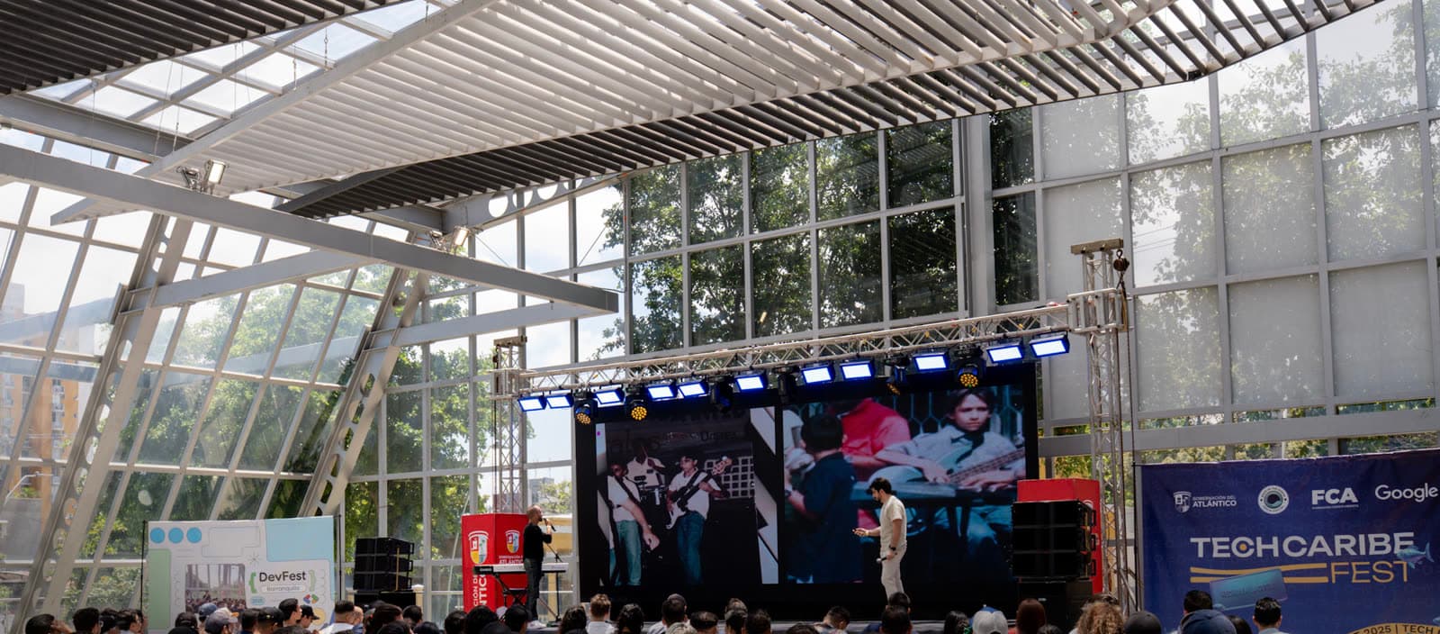 Auditorio con público sentado frente al escenario del TechCaribe Fest y el DevFest 2025